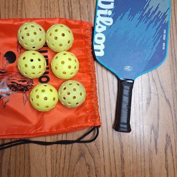 Wilson Fury Max Pickle Ball Paddle and 6 balls
