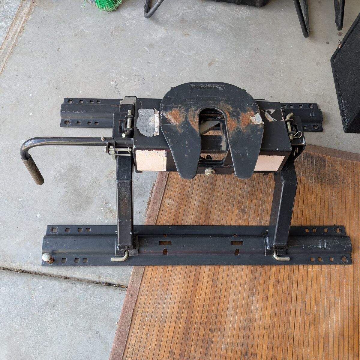 5th wheel hitch with rails
