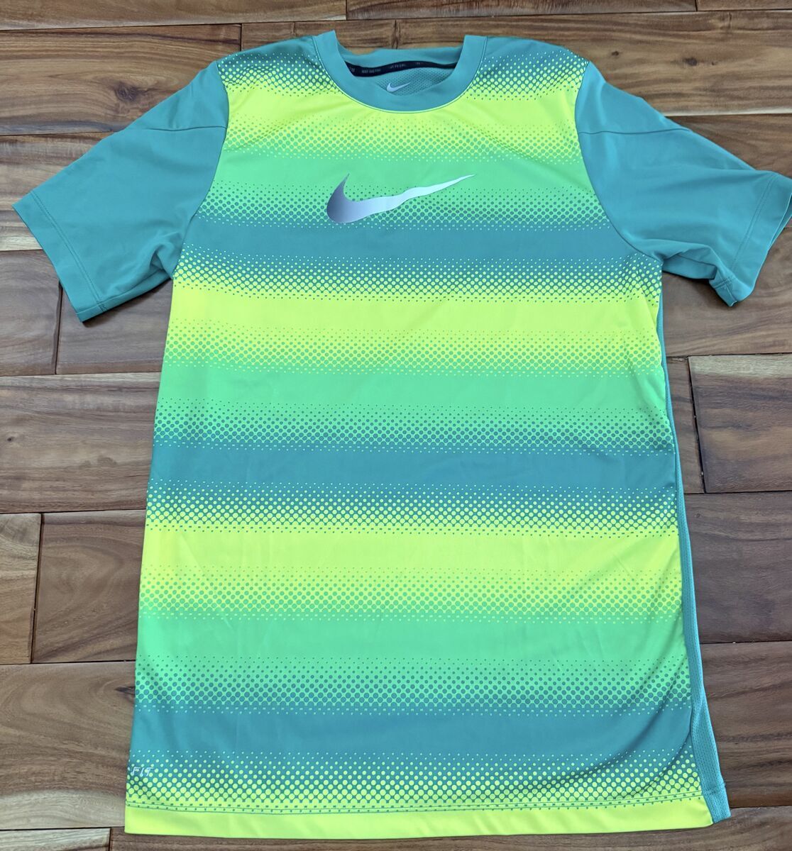 Men’s Size Medium Nike Soccer Shirt Green and Yellow