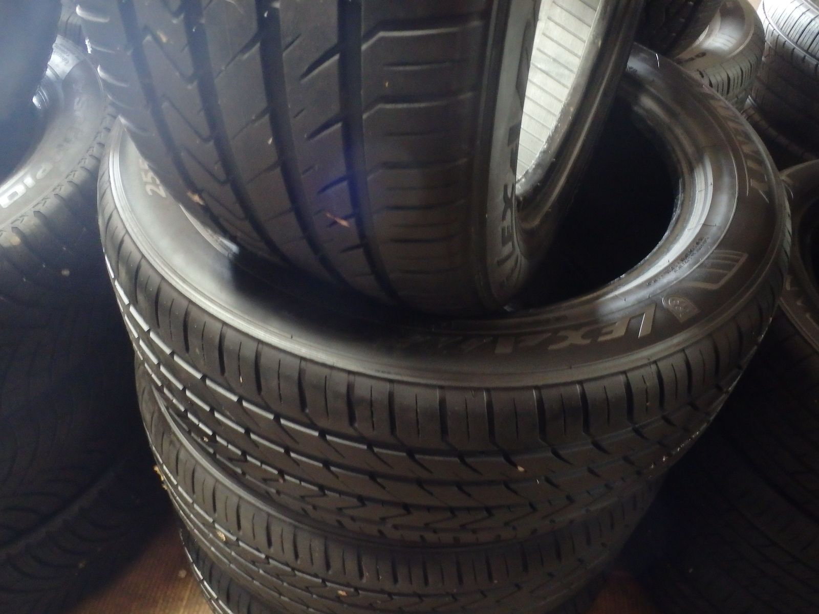 255/50R20 LEXANI LX TWENTY SET OF USED TIRES