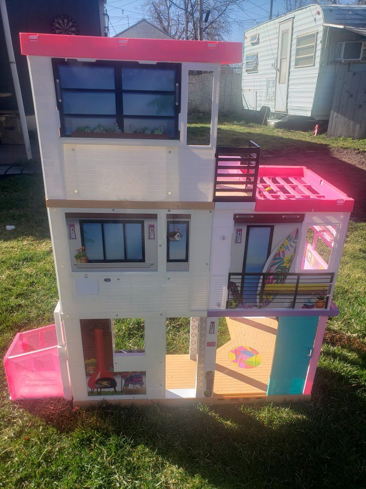 Barbie Dreamhouse with no accessories