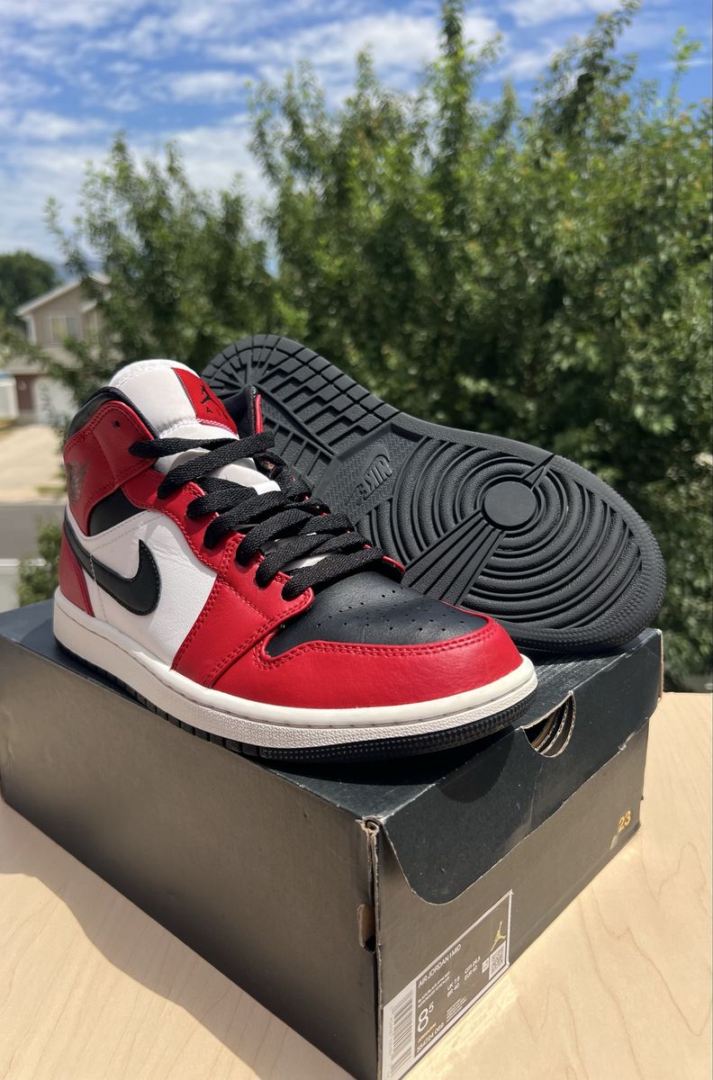 Air Jordan 1 Mid "Chicago Black Toe" Men's US 8.5 (554724-069) with Original Box