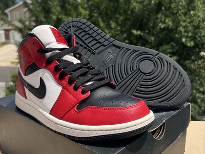 Air Jordan 1 Mid "Chicago Black Toe" Men's US 8.5 (554724-069) with Original Box