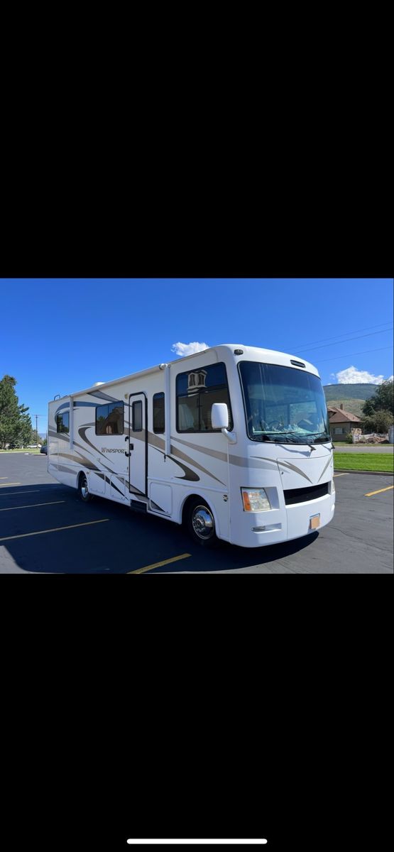 2011 Windsport 30Q Class A Motorhome - 31.5ft, Gas, 30K Miles, Queen Bed, New Tires