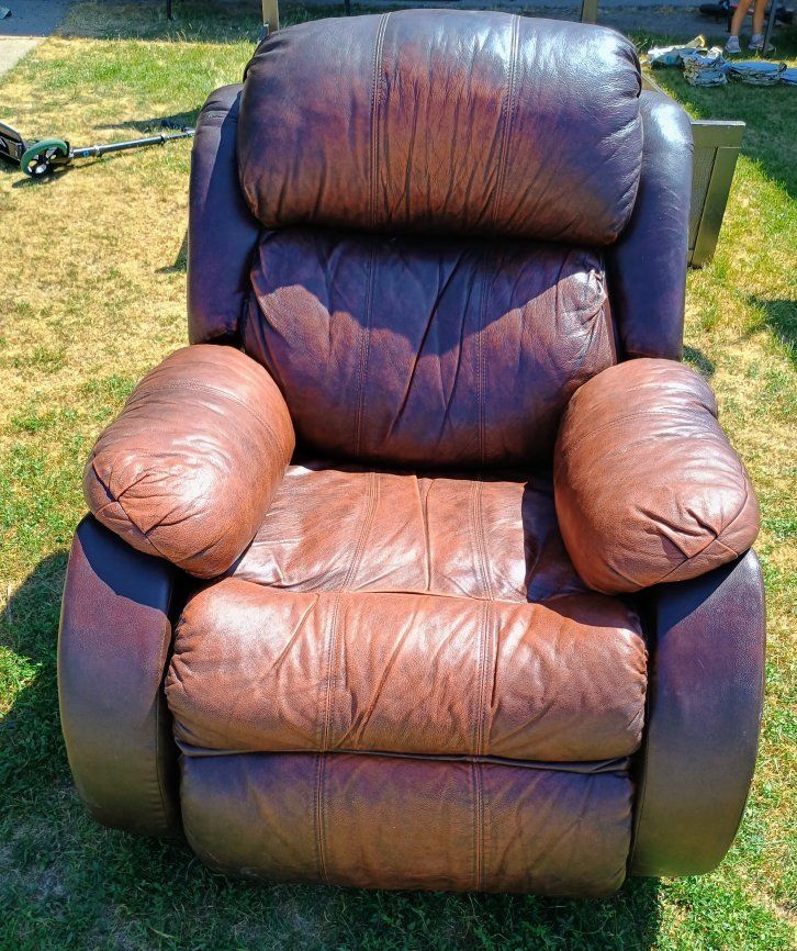 brown leather recliner 