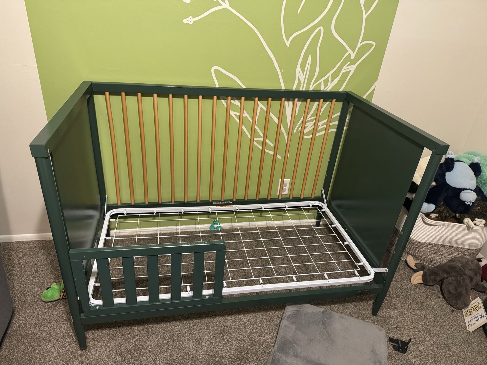 Crib with toddler bed conversion and mattress
