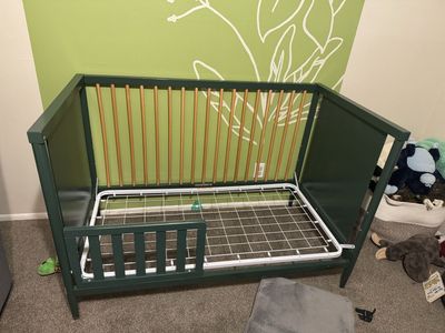 Crib with toddler bed conversion and mattress