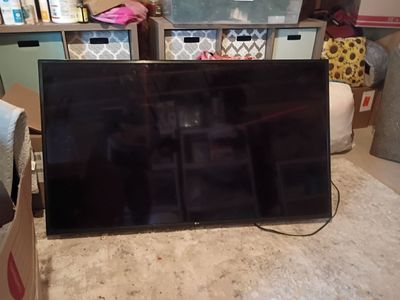 LG 55" 4K UHD Smart TV + Wall Mount