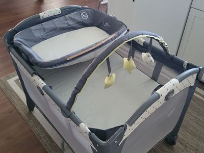 Graco Pack ‘n Play with Changing Table, Seat and Bassinet