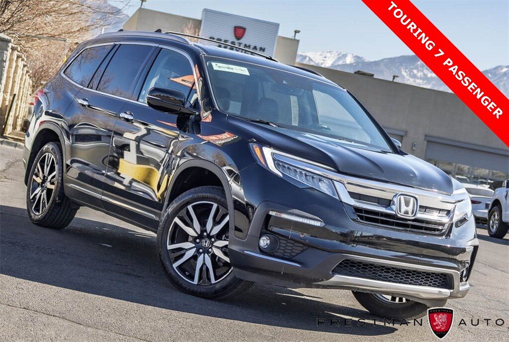 2020 Honda Pilot Touring w/Rear Captain's Chairs