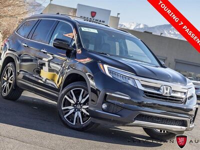 2020 Honda Pilot Touring w/Rear Captain's Chairs