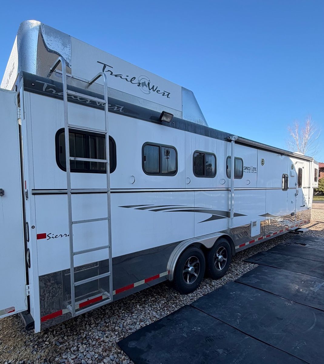 2014 4H Living Quarters w/on-board generator