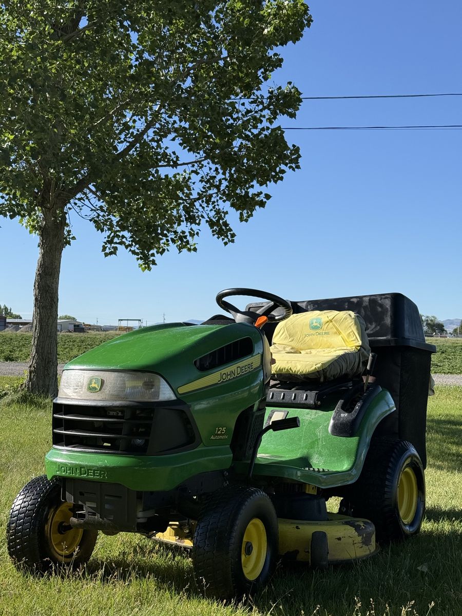 John Deere 125 Automatic Riding Lawn Mower – 42” Deck – Twin Cylinder – Bagger Included