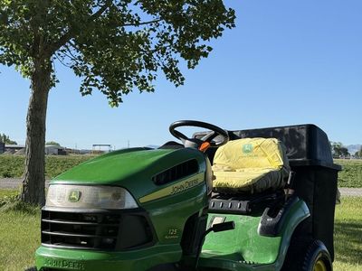 John Deere 125 Automatic Riding Lawn Mower – 42” Deck – Twin Cylinder – Bagger Included
