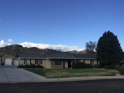 5 bedroom rental on .40 acre Saint George