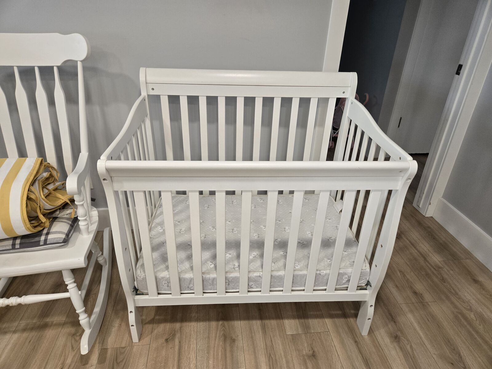 Mini crib with mattress