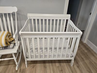 Mini crib with mattress