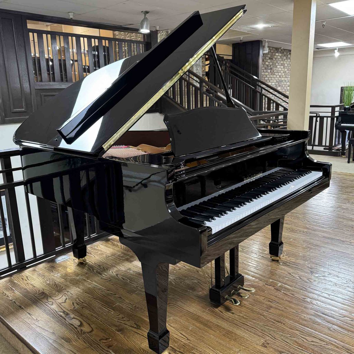 GORGEOUS LIKE-NEW GRAND PIANO