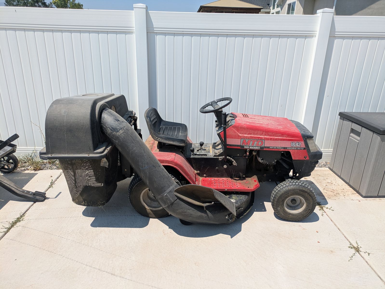 MTD Yard Machines 1842 Riding Lawn Mower with Bagger Attachment - 18 HP / 42" Cut