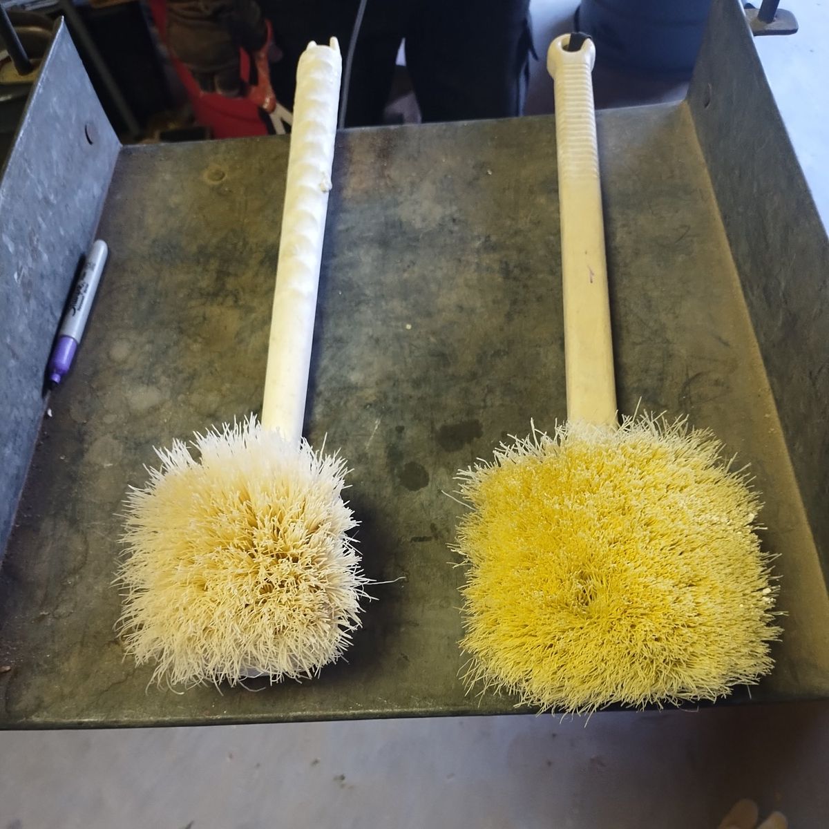 Drywall mud cleanung brushes