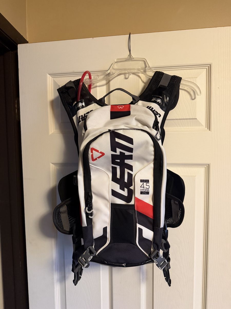 Leatt GPX 4.5 Hydra 2.5L Hydration Pack Chest Protector White Black