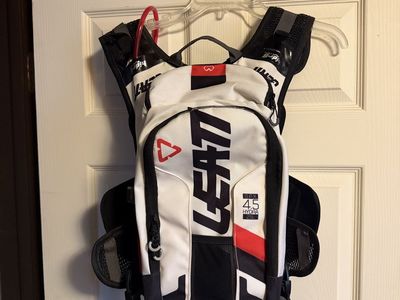 Leatt GPX 4.5 Hydra 2.5L Hydration Pack Chest Protector White Black
