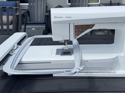 Husqvarna Viking Designer Topaz 50 Embroidery Mach