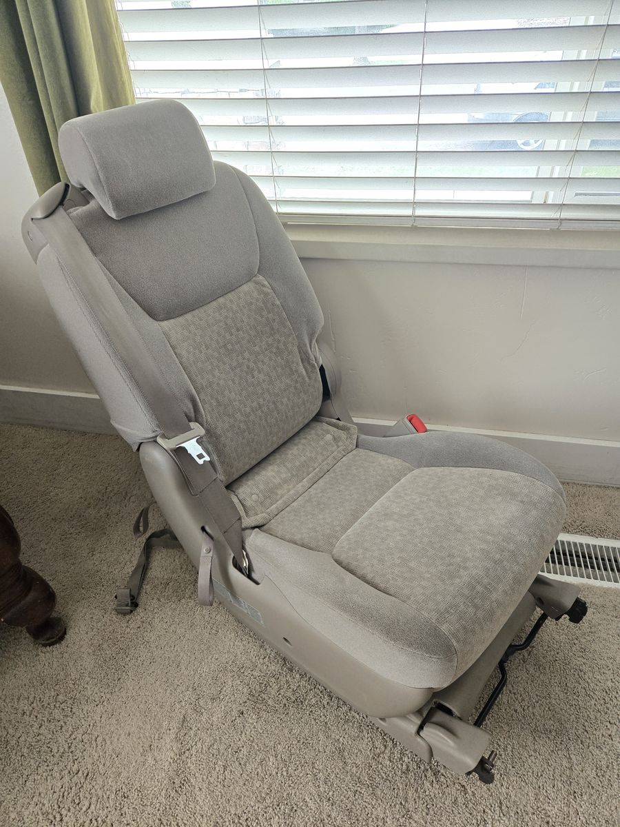 Middle Seat for Toyota Sienna, FREE
