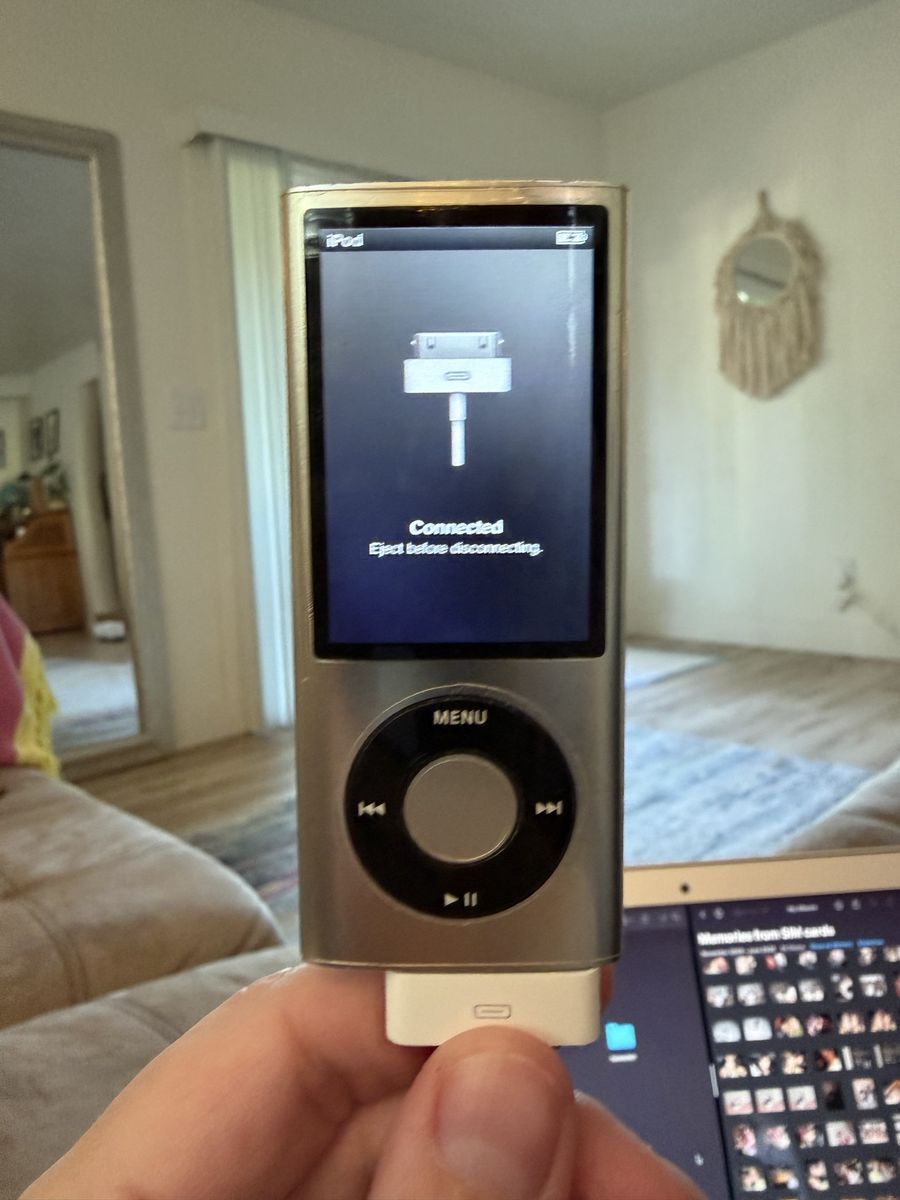 Apple iPod Nano 2nd Generation 4GB Silver MP3 Player - A1137 with Click Wheel