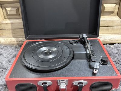 Suitcase Style Turntable/ Record Player