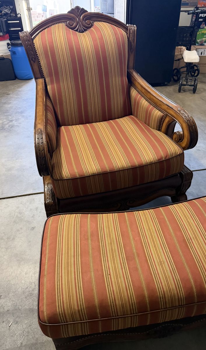 chair and ottoman Set