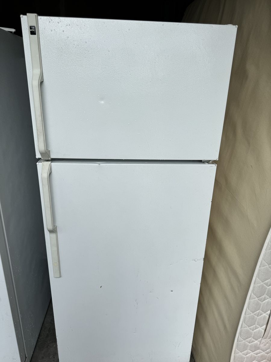 Kenmore Refrigerator in White works great its plug in for u to see $120