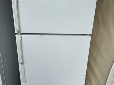 Kenmore Refrigerator in White works great its plug in for u to see $120