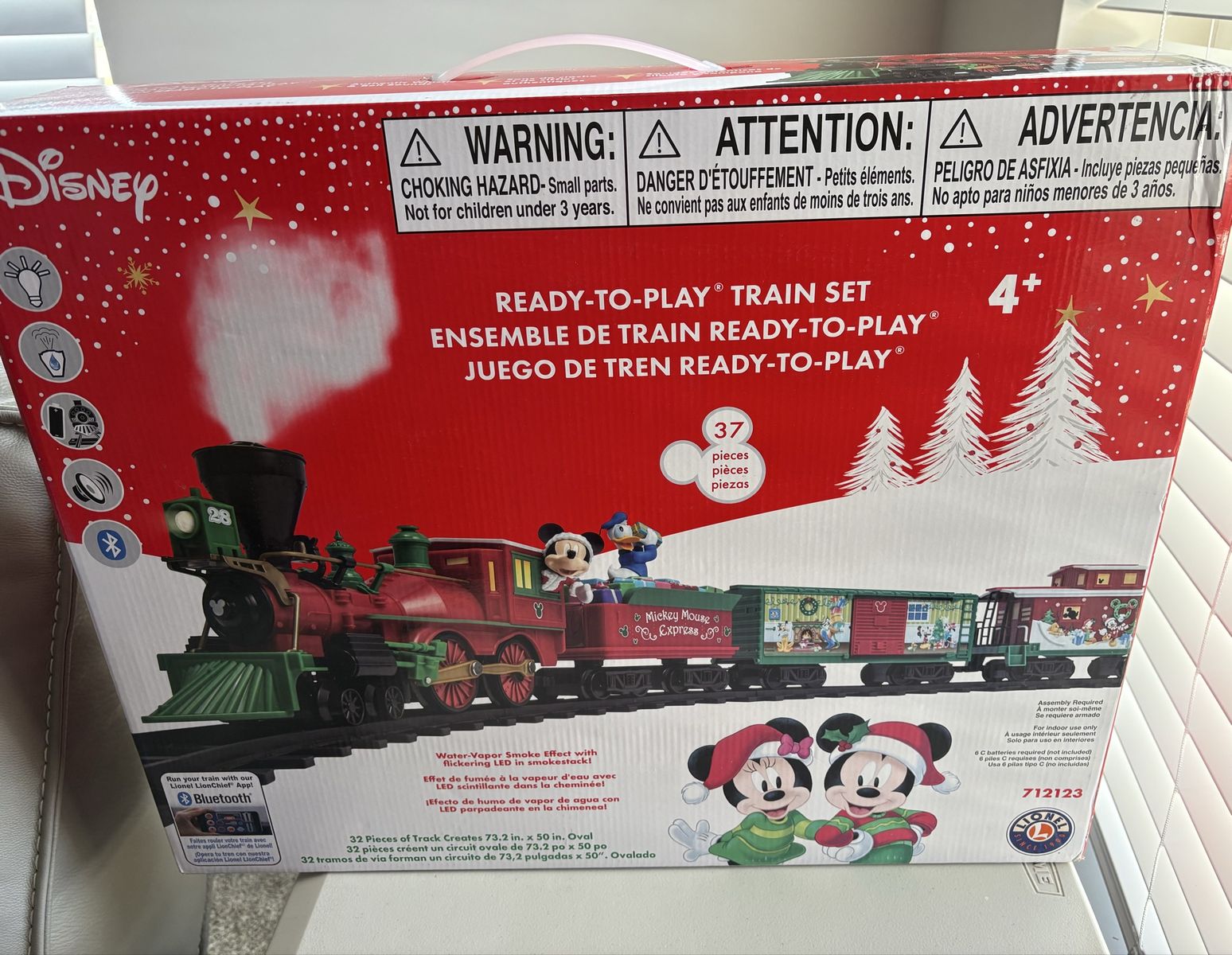 Disney LIONEL Mickey Christmas Train Set Flickering LED Vapor Smoke Brand New Disneyland parks