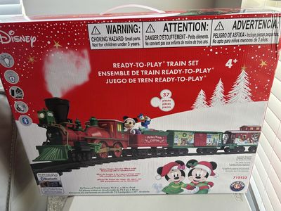 Disney LIONEL Mickey Christmas Train Set Flickering LED Vapor Smoke Brand New Disneyland parks