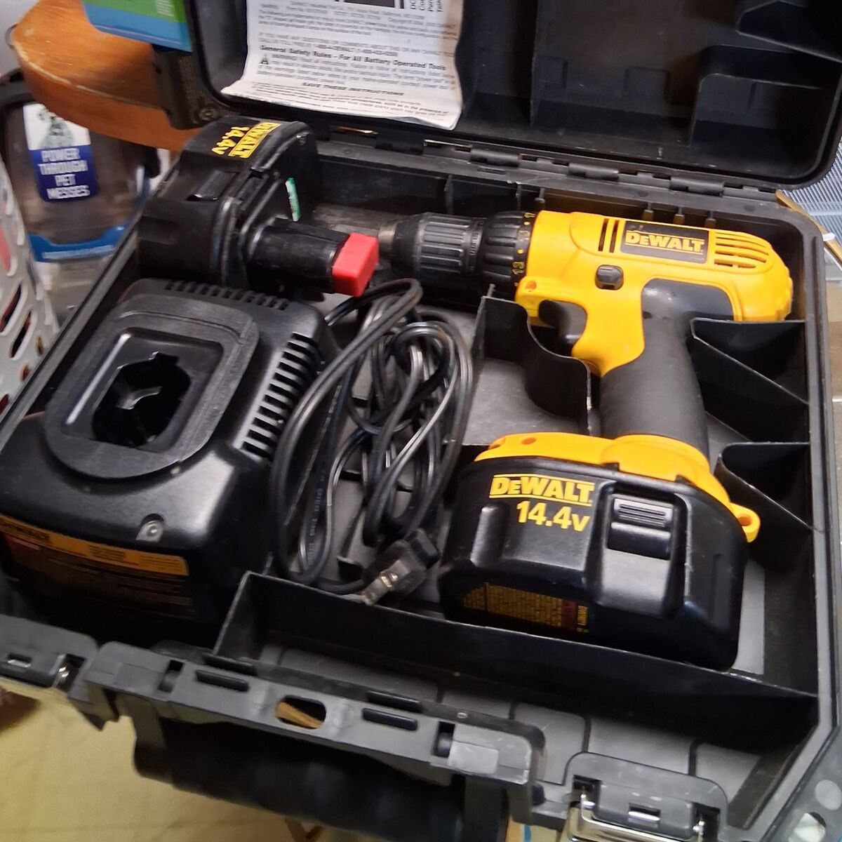 Dealt 14.4V Drill w/2(bad) batteries