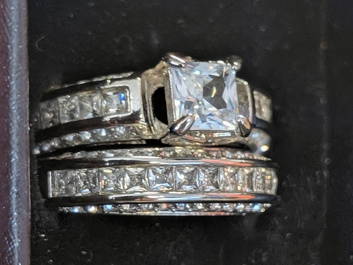 925 solid sterling silver engagement ring. lab made stones. size 9 . Never worn