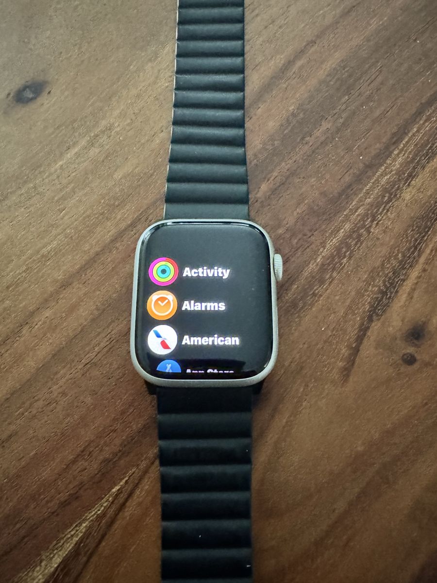 Apple Watch Series 9 45mm Starlight Aluminum Case.