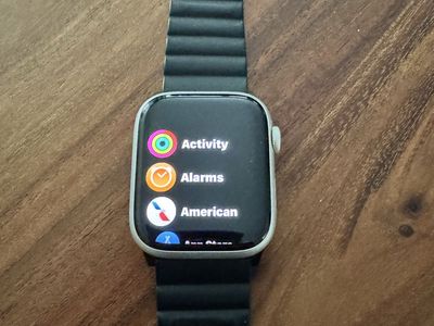 Apple Watch Series 9 45mm Starlight Aluminum Case.