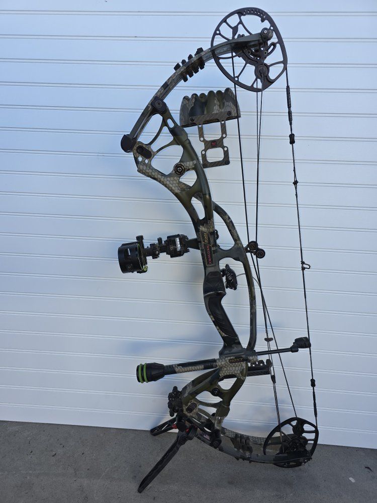 Hoyt Carbon RX-3 Ultra, RH adjustable draw from 24" to 30" set at 29" draw, 55- 65 lbs,