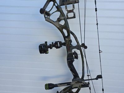 Hoyt Carbon RX-3 Ultra, RH adjustable draw from 24" to 30" set at 29" draw, 55- 65 lbs,