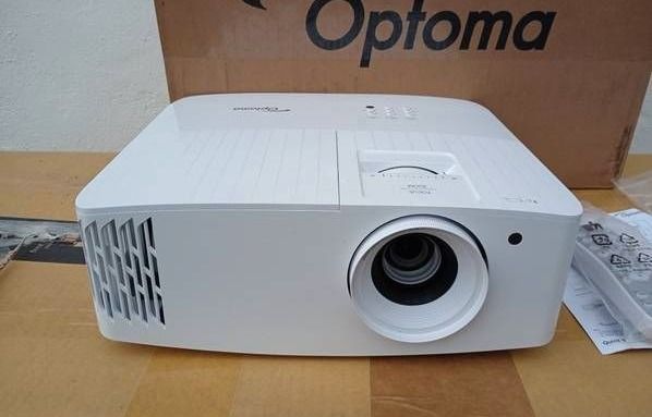 Optoma UHD35x 4K Projector – Like-new condition, used for 5 hours