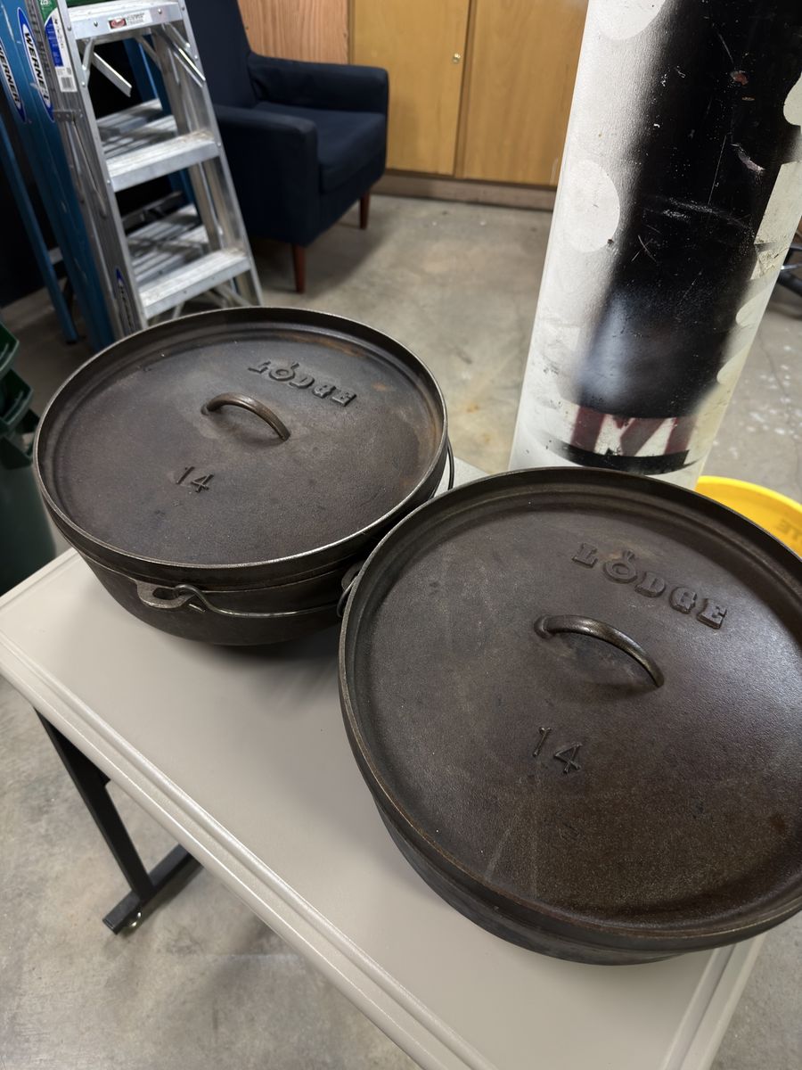 Lodge 14 Inch Cast Iron Camp Dutch Oven - 10 Qt