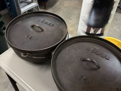 Lodge 14 Inch Cast Iron Camp Dutch Oven - 10 Qt