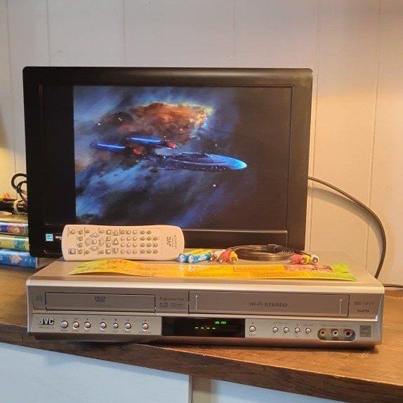 JVC VCR VHS DVD video cassette player with remote tested works great