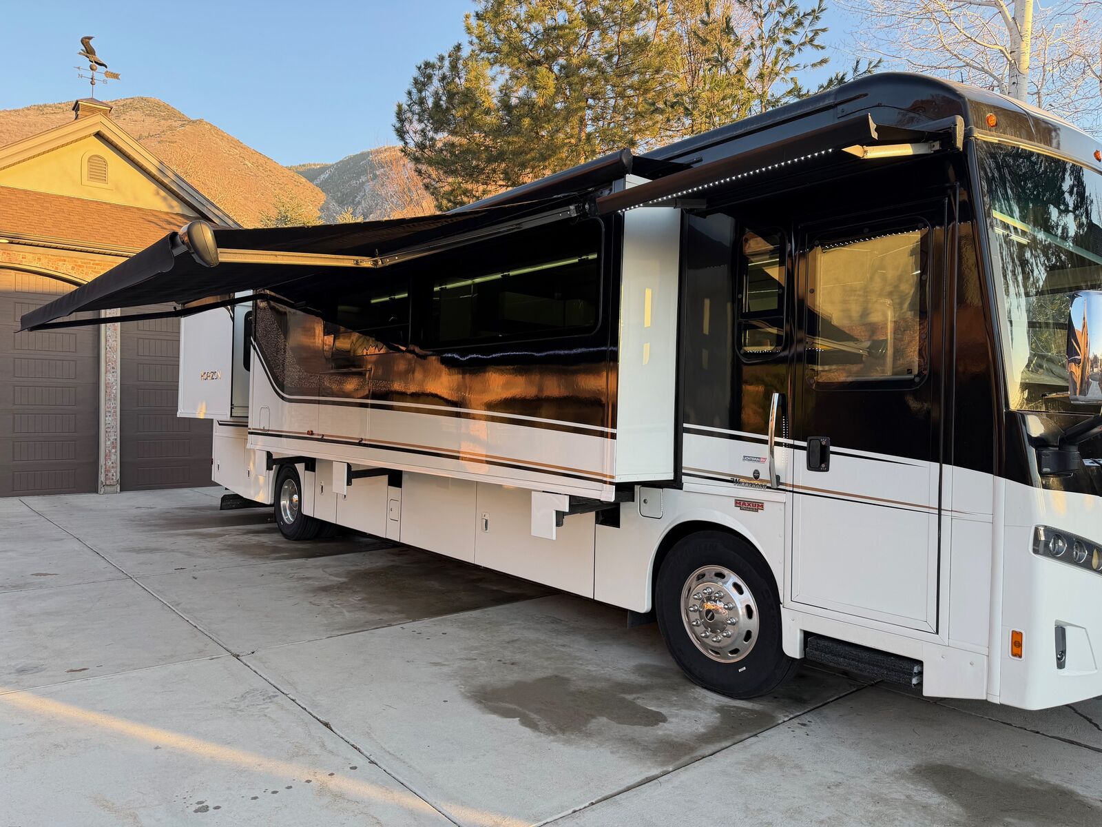 2019 Winnebago Horizon 40 A