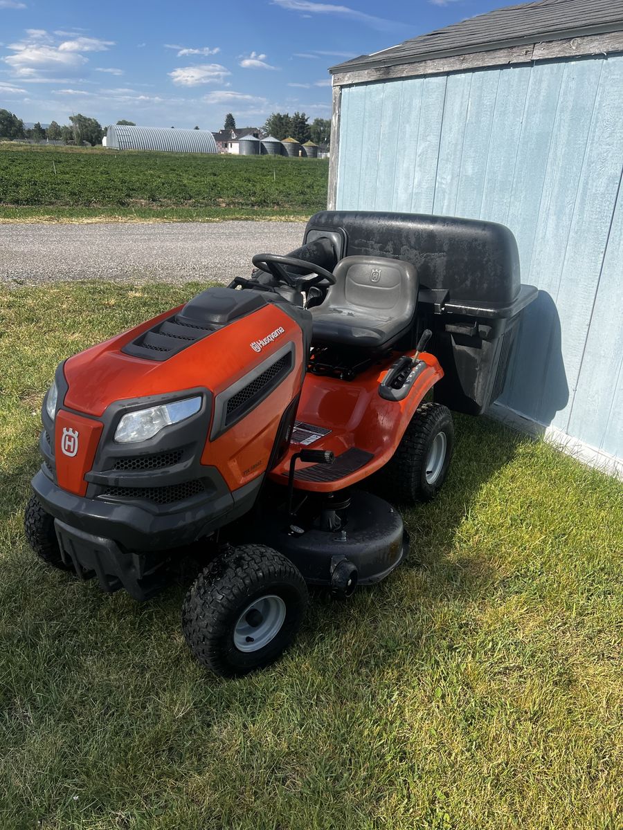HUSQVARNA Riding Lawn Mower