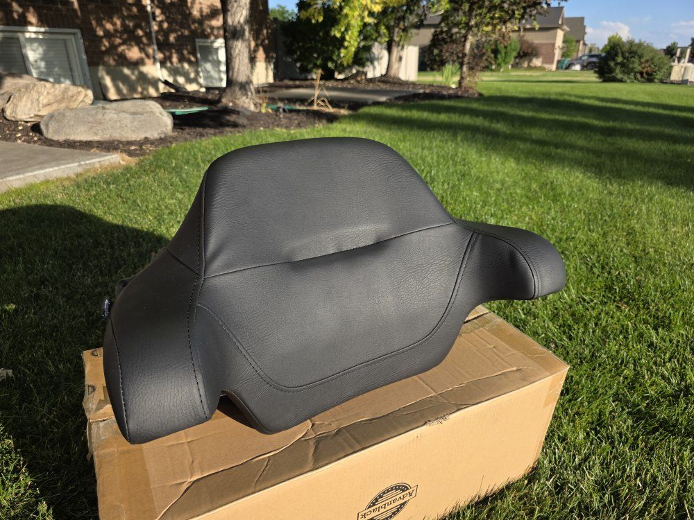 New Advanblack wrap-around passenger backrest pad for 2014+ Harley King Tour Packs