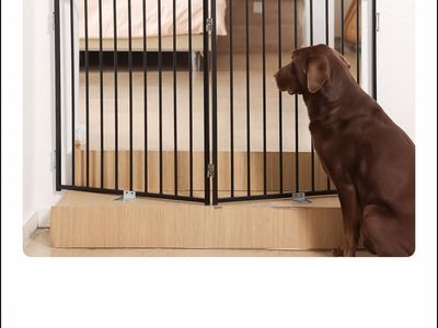 Freestanding dog gate