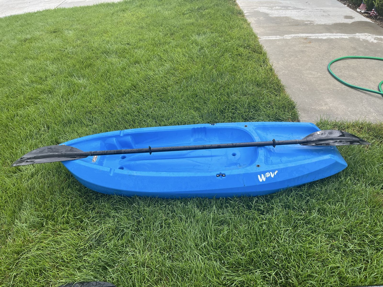 Wave kayak with paddle